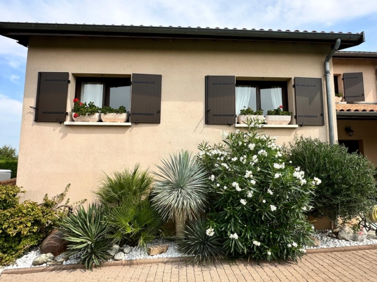 Aménagement de plantes extérieur à la Tour de Salvagny